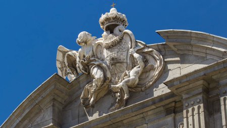 Die Skulptur auf der Spitze der Puerta de Alcala mit Blumen und Verkehr ist ein neoklassizistisches Monument auf der Plaza de la Independencia in Madrid, Spanien.