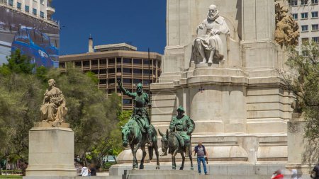 Téléchargez les photos : Sculpture en pierre de l'hyperlapsus de Miguel de Cervantes et sculptures en bronze de Don Quichotte et Sancho Panza sur la place d'Espagne (Plaza de Espana). Madrid est une destination touristique populaire d'Europe. - en image libre de droit