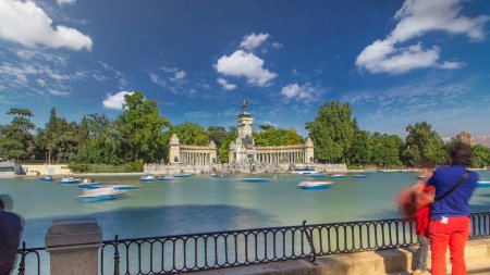 Foto de Turistas en embarcaciones en Monumento a Alfonso XII hiperlapso de tiempo en el Parque del Buen Retiro - Parque del Agradable Retiro en Madrid, España - Imagen libre de derechos