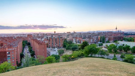 Foto de Vista panorámica del timelapse de transición día a noche de Madrid, España desde las colinas del Parque del Tio Pío, Vallecas-Barrio. - Imagen libre de derechos