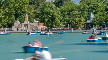Téléchargez les photos : Touristes sur des bateaux près du lac Monument à Alfonso XII timelapse dans le Parque del Buen Retiro - Parc de l'agréable retraite à Madrid, Espagne - en image libre de droit