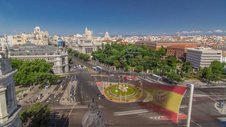 Foto de Vista aérea de la fuente de Cibeles en la Plaza de Cibeles en Madrid timelapse con tráfico en círculo en un hermoso día de verano desde el Palacio de Cibeles, España - Imagen libre de derechos