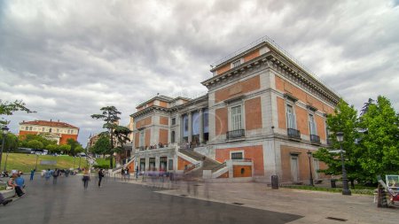 Foto de Entrada al Museo Nacional del Prado hiperlapso timelapse, uno de los museos de arte más grandes de Europa. España, Madrid - Imagen libre de derechos