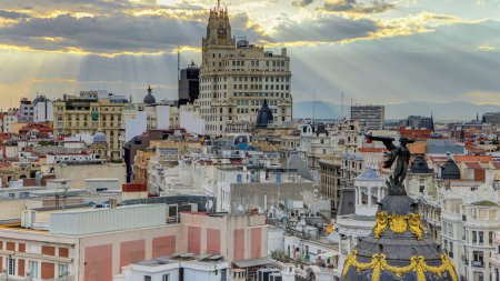 Téléchargez les photos : Telefonica Building est un gratte-ciel de style Manhattan à Gran Via avec des rayons de soleil au coucher du soleil, Madrid, Espagne. Telefonica Building est le plus haut bâtiment du centre-ville de Madrid vue aérienne sur le toit - en image libre de droit