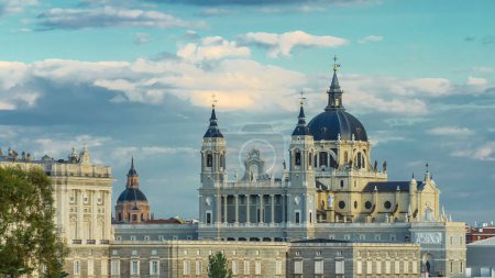 Téléchargez les photos : Madrid, Espagne horizon timelapse à Santa Maria la Real de La Almudena Cathédrale et le Palais Royal à l'heure du coucher du soleil. - en image libre de droit
