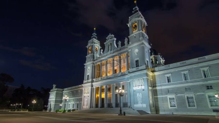 Téléchargez les photos : Santa Maria la Real de La Almudena illuminé la nuit hyperlapse timelapse - Cathédrale de Madrid, Espagne - en image libre de droit