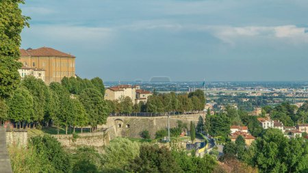 Téléchargez les photos : Vue sur le haut Bergame médiéval timelapse - belle ville médiévale dans le nord de l'Italie. Vue du haut du mur. Ciel bleu nuageux le jour d'été - en image libre de droit