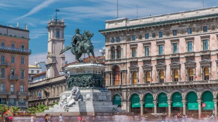 Téléchargez les photos : Statue Vittorio Emanuele II sur la Piazza del Duomo timelapse. Milan en Lombardie, Italie. Tour du Palazzo dei Giureconsulti sur fond. Ciel bleu nuageux le jour d'été - en image libre de droit