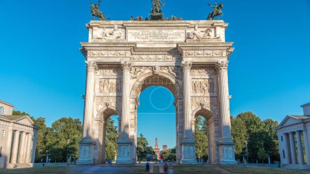 Téléchargez les photos : Arco della Pace sur la Piazza Sempione (Arc de Paix sur la Place du Simplon) au coucher du soleil. L'ombre bouge dessus. C'est une arche de triomphe néoclassique, construite entre 1807 et 1838. Ciel bleu nuageux le jour d'été - en image libre de droit