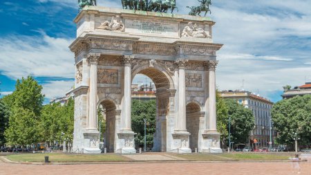 Foto de Arco della Pace en Piazza Sempione (Arco de la Paz en la Plaza Simplon) timelapse. Es un arco de triunfo neoclásico, de 25 m de altura y 24 m de ancho. Cielo azul nublado en el día de verano - Imagen libre de derechos