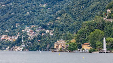 Téléchargez les photos : Paysage avec Lac de Côme timelapse, Lombardie, Italie. Maisons et fontaine sur fond. Ciel nuageux le jour d'été
. - en image libre de droit