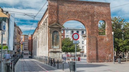Foto de Vista de la Colonne di San Lorenzo, columnata histórica romana timelapse, con vías de tranvía, en Milán, Italia. Cielo azul nublado en el día de verano - Imagen libre de derechos