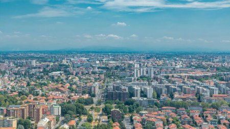 Foto de Milán vista aérea de edificios residenciales cerca del distrito de negocios timelapse vista desde la azotea. Casas con techos rojos. Cielo azul nublado en el día de verano - Imagen libre de derechos