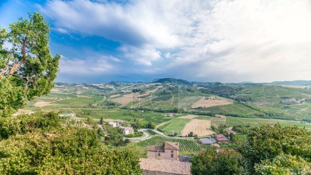vista del verde valle del verano de campo italiano timelapse con colinas en el fondo. Árboles verdes, cielo azul nublado