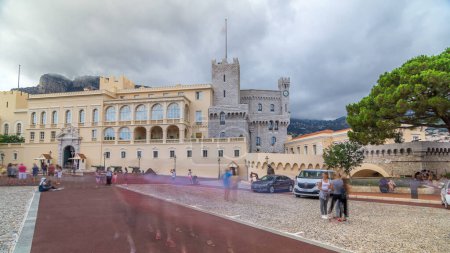 Foto de Palacio del Príncipe de Mónaco timelapse hiperlapso y plaza delante de ella. Es la residencia oficial del Príncipe de Mónaco. Cielo nublado en el día de verano. Gente caminando - Imagen libre de derechos