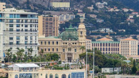 Foto de Uno de los lados de la vista aérea de Monte Carlo Casino desde Port Hercule con horizonte de la ciudad. El casino Monte Carlo incluye un casino, el Gran Teatro de Monte Carlo. Es la vista principal de Monte Carlo - Imagen libre de derechos