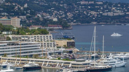 Téléchargez les photos : Monte Carlo ville panorama aérien timelapse. Port Hercule. Vue sur les yachts de luxe en club et appartements dans le port de Monaco, Côte d'Azur. - en image libre de droit