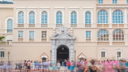 Téléchargez les photos : Entrée du Palais Princier de Monaco timelapse. Résidence officielle du Prince de Monaco. Ciel nuageux le jour d'été. Des gens qui marchent - en image libre de droit