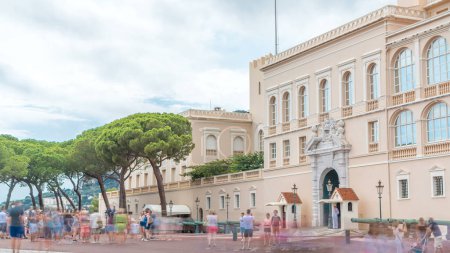 Téléchargez les photos : Palais Princier de Monaco timelapse. Résidence officielle du Prince de Monaco. Ciel nuageux le jour d'été. Des gens qui marchent - en image libre de droit