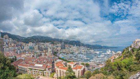 Foto de Cronograma del panorama aéreo de la ciudad de Monte Carlo. Port Hercule desde arriba. Vista de yates de lujo y apartamentos en el puerto de Mónaco, Costa Azul. - Imagen libre de derechos