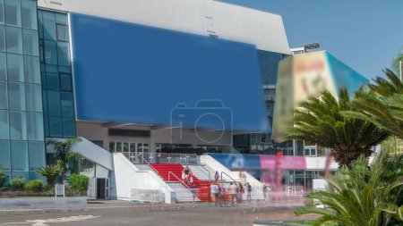 Foto de Escalera de alfombra roja en el Palais des Festivals et des Congres timelapse en Cannes, Francia. Día soleado de verano. Turistas haciendo fotos - Imagen libre de derechos