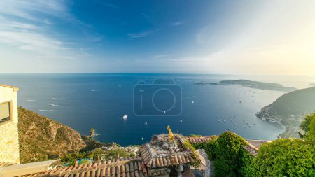 Téléchargez les photos : Vue aérienne intemporelle sur le littoral méditerranéen. Maisons médiévales du haut de la ville d'Eze village sur la Côte d'Azur au coucher du soleil - en image libre de droit