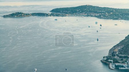 Foto de Vista del timelapse aéreo de la costa mediterránea Saint-Jean-Cap-Ferrat. Barcos y casas medievales desde la parte superior de la ciudad de Eze pueblo en la Riviera Francesa al atardecer. - Imagen libre de derechos