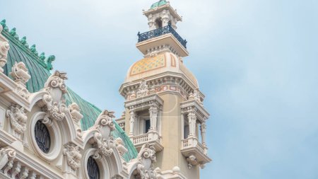 Foto de Detalles con torre en la parte superior del palacio de estilo barroco del siglo XIX del Timelapse Casino Monte Carlo en Mónaco. Cielo nublado en el día de verano - Imagen libre de derechos