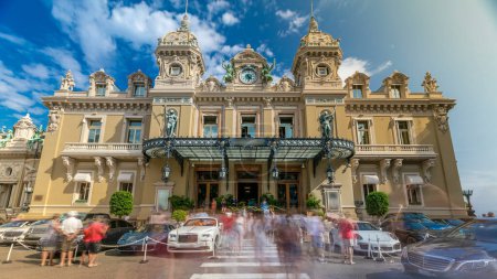 Téléchargez les photos : Grand Casino à Monte Carlo timelapse, Monaco. bâtiment historique. Vue de face avec entrée. Voitures sur le parking. Ciel bleu nuageux le jour d'été - en image libre de droit