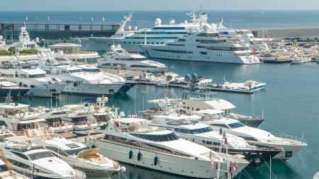 Foto de Mar Mediterráneo, barcos y club náutico de Mónaco timelapse en el distrito de Monte Carlo, Mónaco. Vista aérea superior en el soleado día de verano - Imagen libre de derechos