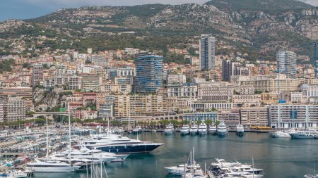 Foto de Cronograma del panorama aéreo de la ciudad de Monte Carlo. Port Hercule desde arriba. Vista panorámica de yates de lujo, barcos y edificios históricos en el puerto de Mónaco, Costa Azul. - Imagen libre de derechos