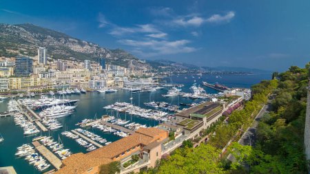 Foto de Cronograma del panorama aéreo de la ciudad de Monte Carlo. Port Hercule. Vista de muchos yates de lujo y edificios en el puerto de Mónaco, Costa Azul. - Imagen libre de derechos