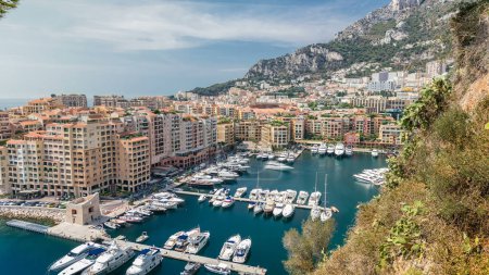 Téléchargez les photos : Vue panoramique du nouveau quartier aérien de Fontvieille à Monaco. Bateaux, yachts dans le port et un complexe d'appartements de grande hauteur. Principauté de Monaco est une ville-État souveraine, située sur la Côte d'Azur - en image libre de droit