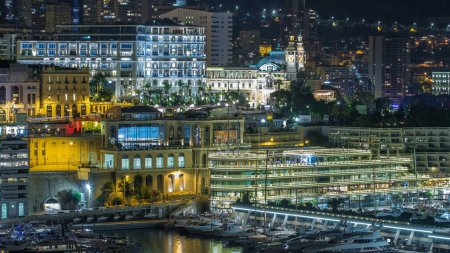 Foto de Uno de los lados de la noche de Monte Carlo Casino timelapse vista aérea desde la plataforma de observación cerca de Port Hercule con horizonte de la ciudad. Es la vista principal de Monte Carlo. - Imagen libre de derechos