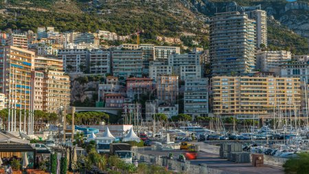 Téléchargez les photos : Monte Carlo Port Hercule panorama timelapse tôt le matin. Vue du front de mer avec des yachts de luxe, des bateaux et des maisons à Monaco, Côte d'Azur. - en image libre de droit
