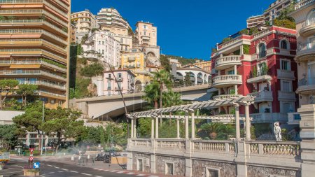 Téléchargez les photos : Monaco église Sainte Devote pont principauté montagne état timelapse tôt le matin. Journée ensoleillée d'été. Trafic sur la route - en image libre de droit