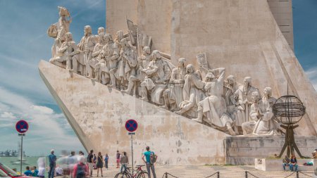 Téléchargez les photos : Padrao dos Descobrimentos Monument to the Discoveries celebrates the Portuguese who took part in the Age of Discovery, Lisbon, Portugal timelapse - en image libre de droit