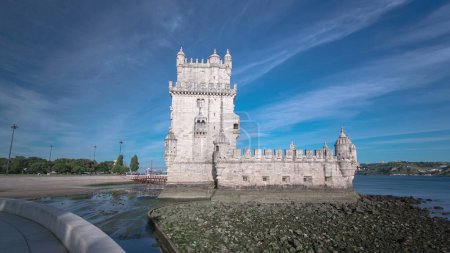 Foto de Belem Tower es una torre fortificada ubicada en la parroquia civil de Santa Maria de Belem en Lisboa, Portugal. - Imagen libre de derechos