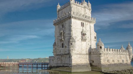 Téléchargez les photos : Belem Tower est une tour fortifiée située dans la paroisse civile de Santa Maria de Belem à Lisbonne, Portugal timelapse avec des nuages et des ombres rapides en journée - en image libre de droit