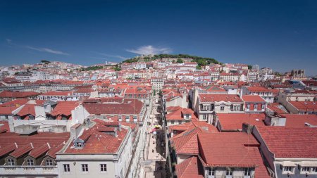 Luftaufnahme vom Elevador de Santa Justa zur Altstadt von Lissabon mit dem Schloss von Sao Jorge im Zeitraffer