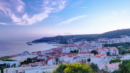 Dämmerung nach Sonnenuntergang in sesimbra, portugiesischer Zeitraffer vom Übergang von Tag zu Nacht, wenn das Licht das Panorama einschaltet
