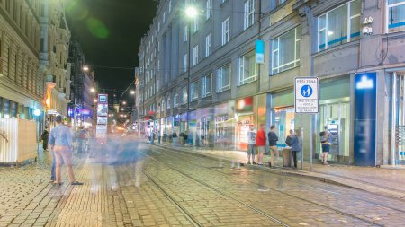 Foto de Parada de tranvía en la Plaza Wenceslao de Praga en horario nocturno, al atardecer. Huellas de tranvía y tráfico por carretera. Plaza se encuentra en el centro de Praga. República Checa
. - Imagen libre de derechos
