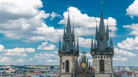 Foto de Iglesia de nuestra señora antes de Tyn timelapse en Praga, República Checa. Iglesia gótica en Praga Ciudad vieja con hermoso cielo nublado. Vista superior desde la torre del Ayuntamiento Viejo - Imagen libre de derechos