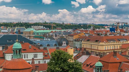 Foto de Techos rojos de la ciudad Praga timelapse disparo desde el punto más alto en la Torre del Puente de la Ciudad Vieja. Cielo nublado en el día de verano - Imagen libre de derechos