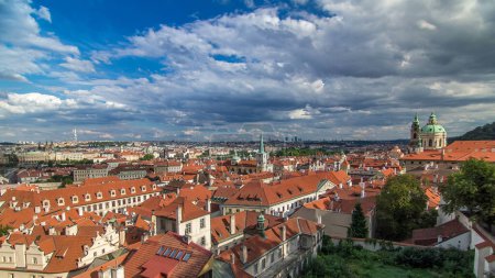 Téléchargez les photos : Panorama de la vieille ville de Prague avec des toits rouges timelapse, célèbre pont Charles et rivière Vltava, République tchèque. Vue d'en haut près du château de Prague. Ciel nuageux - en image libre de droit