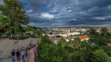 Téléchargez les photos : Touristes sur les escaliers menant au château de Prague timelapse. Quartier de la Petite Ville (Mala Strana). Prague, République tchèque. Ciel nuageux avant le coucher du soleil - en image libre de droit