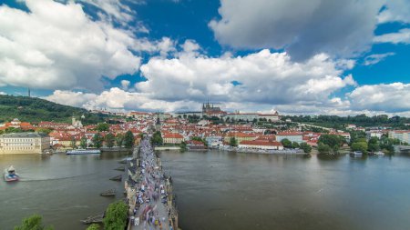 Téléchargez les photos : Pont Charles et Château de Prague timelapse, vue depuis la tour du pont, République tchèque. Ciel nuageux à une journée ensoleillée - en image libre de droit