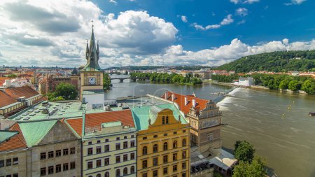 Téléchargez les photos : Château d'eau Staromestsky timelapse à Prague, en République tchèque. Vue de dessus depuis la tour du pont. Ciel nuageux à une journée ensoleillée - en image libre de droit