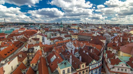 Foto de Vista del timelapse aéreo de los tejados rojos tradicionales de la ciudad de Praga, República Checa con la iglesia de St. Jilji y el Teatro Nacional en el fondo
. - Imagen libre de derechos