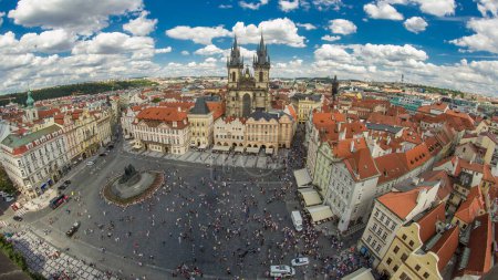 Téléchargez les photos : Place de la Vieille Ville timelapse aérien à Prague, République tchèque. C'est la place de la ville la plus connue (Staromestka nameste). Vue panoramique depuis la tour de l'Horloge astronomique. - en image libre de droit